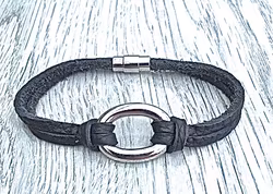Armband i flätat läder och stål. Art.nr 2056. Färg: Svart och stål.