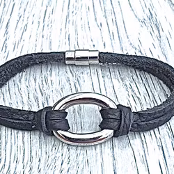 Armband i flätat läder och stål. Art.nr 2056. Färg: Svart och stål.