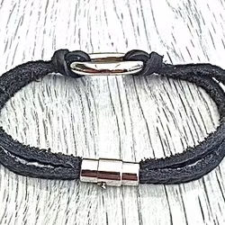 Armband i flätat läder och stål. Art.nr 2056. Färg: Svart och stål.