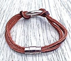 Armband i flätat läder och stål. Art.nr 2056 brun. Färg: Brunt och stål.