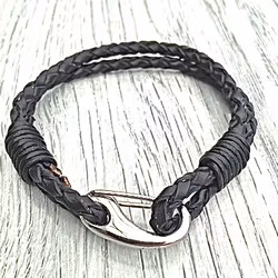 Armband med ett dubbelt flätat läderband och en karbinhake i stål. Art.nr 2023. Färg: Svart och stål.