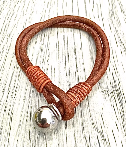 Armband i läder och stål. Art.nr 2049 brun. Färg: Brunt och stål.