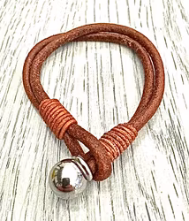 Armband i läder och stål. Art.nr 2049 brun. Färg: Brunt och stål.