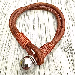 Armband i läder och stål. Art.nr 2049 brun. Färg: Brunt och stål.