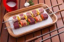 Grillspett från Tramontina med ett V format spett och trähandtag i körbärsträ. Färg: Stål med ett trähandtag i körsbärsträ.