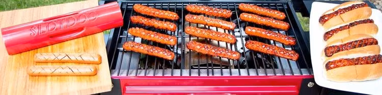 Slotdog i rött ett korvverktyg som kommer att förvandla den tråkiga varmkorven till en gourmémåltid, längd 28 cm.