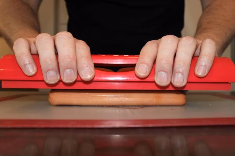 Slotdog i rött ett korvverktyg som kommer att förvandla den tråkiga varmkorven till en gourmémåltid, längd 28 cm.