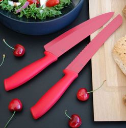 Kockkniv Sam med Teflonbehandlat blad från Modern house. Färg: Röd.