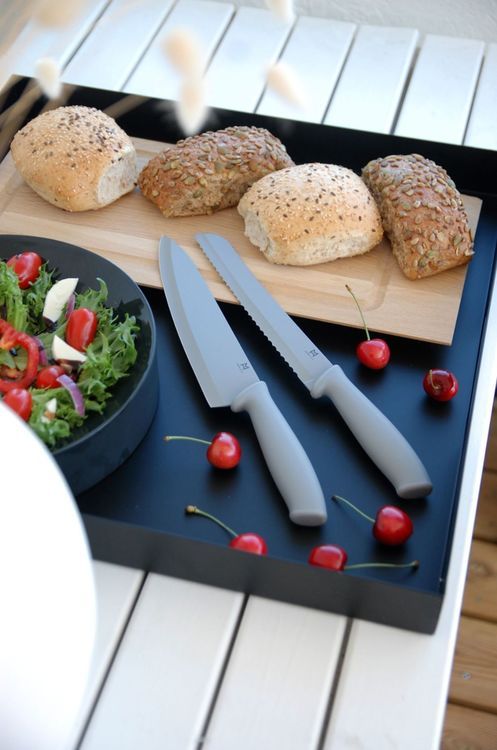 Kockkniv Sam med Teflonbehandlat blad från Modern house. Färg: Grå.