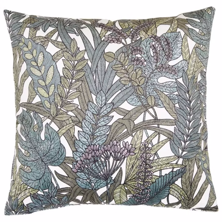 Tropical leaves ett underbart kuddfodral i sammet. Färg: Vit botten med blad i gröna toner.