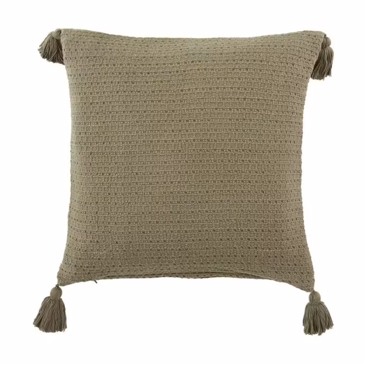 Whitby ett härligt kuddfodral med tofsar i hörnen, art.nr 22636-84. Färg: Beige.