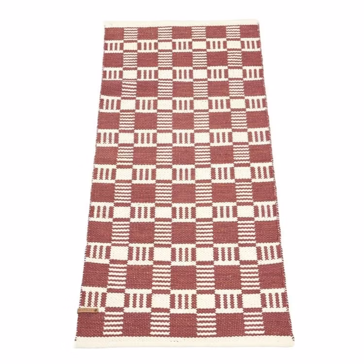 Cotton quadrat en garnmatta i bomull, mått 70 x 140 cm, art.nr 22887-39. Färg: Roströd och vit.