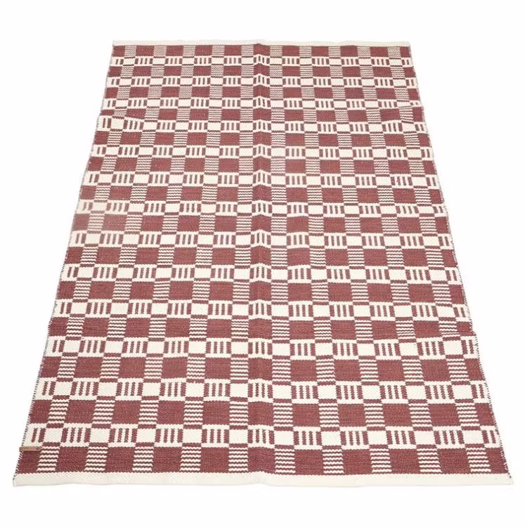 Cotton quadrat en roströd och vit garnmatta i 100% bomull i mått 160 x 230 cm.