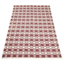 Cotton quadrat en roströd och vit garnmatta i 100% bomull i mått 160 x 230 cm.