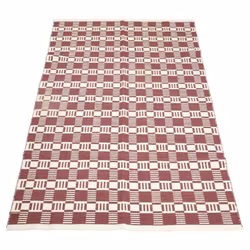 Cotton quadrat en roströd och vit garnmatta i 100% bomull i mått 160 x 230 cm.