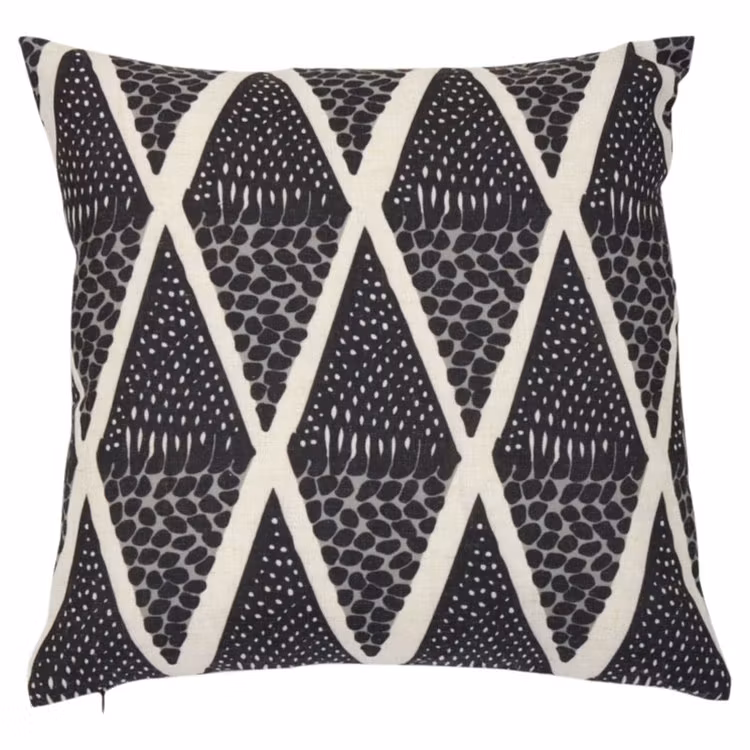 Umlani etno är ett kuddfodral med ett härligt etniskt mönster, art.nr 22398-95. Färg: Svart, grått och off-white.