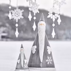 Frostige Frej grey ytterligare en underbar tomte från Cult design. Färg: Grå och vit.