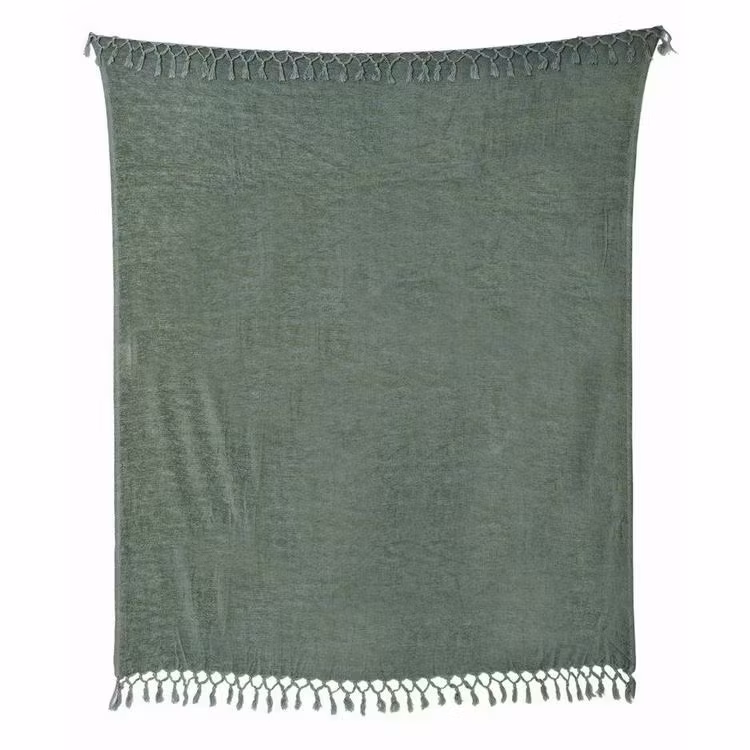 Chenny en underbar grön pläd i chenille med fransar från Svanefors i mått 130 x 150 cm.
