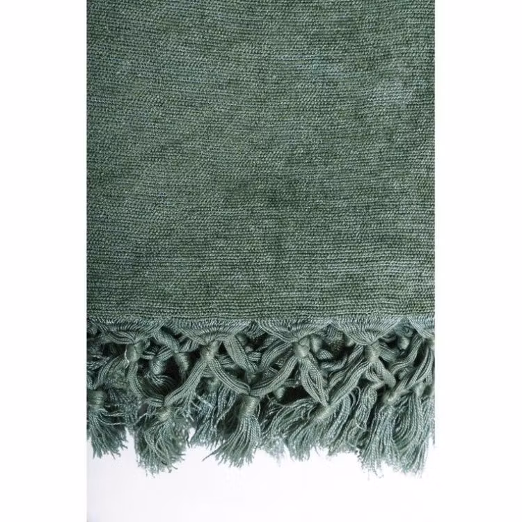 Chenny en underbar grön pläd i chenille med fransar från Svanefors i mått 130 x 150 cm.