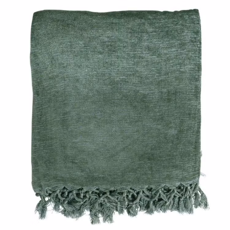 Chenny en underbar grön pläd i chenille med fransar från Svanefors i mått 130 x 150 cm.