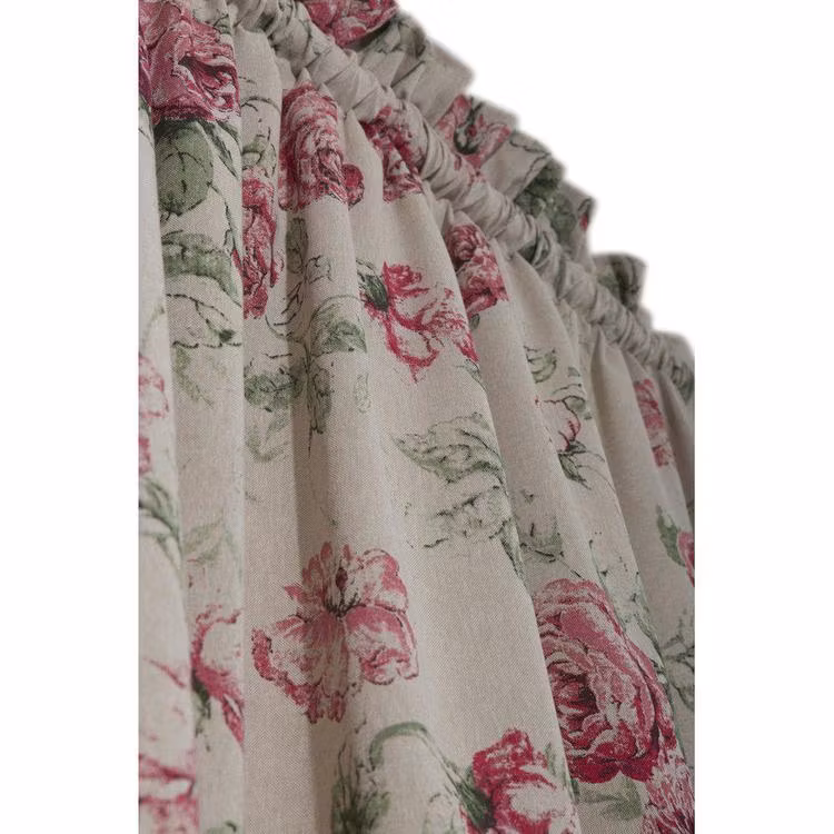 Rosor ett gardinset med kanaler, art.nr 9938-69-005. Färg: Linnebotten med rosaröda rosor och gröna blad.