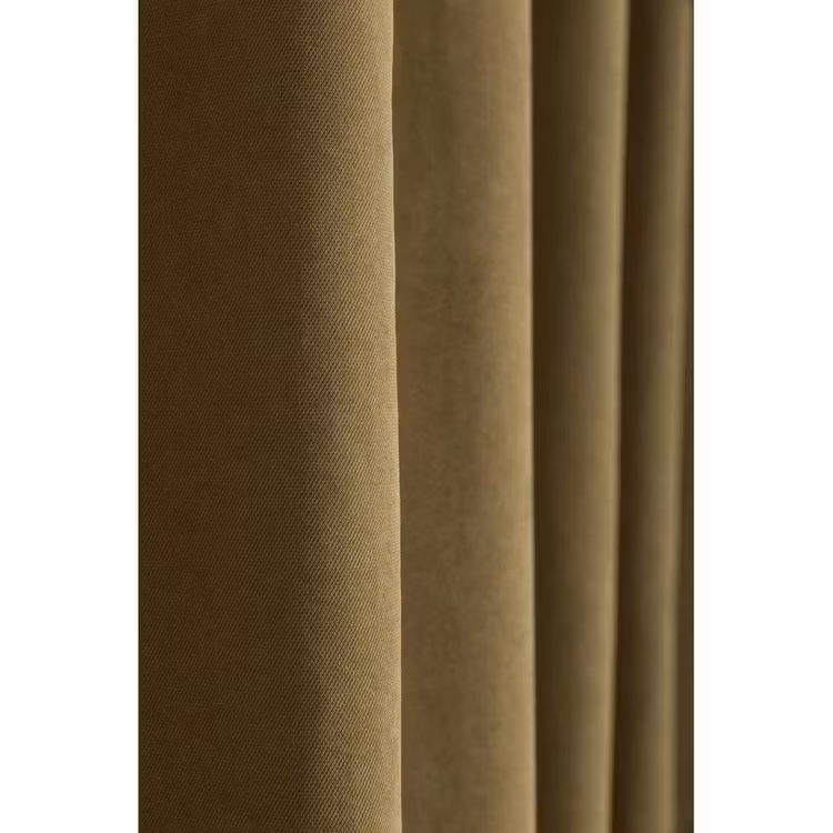 Cedrick är ett okragult och mjukt gardinset med multiband från Svanefors, mått 2 x 134 x 280 cm.