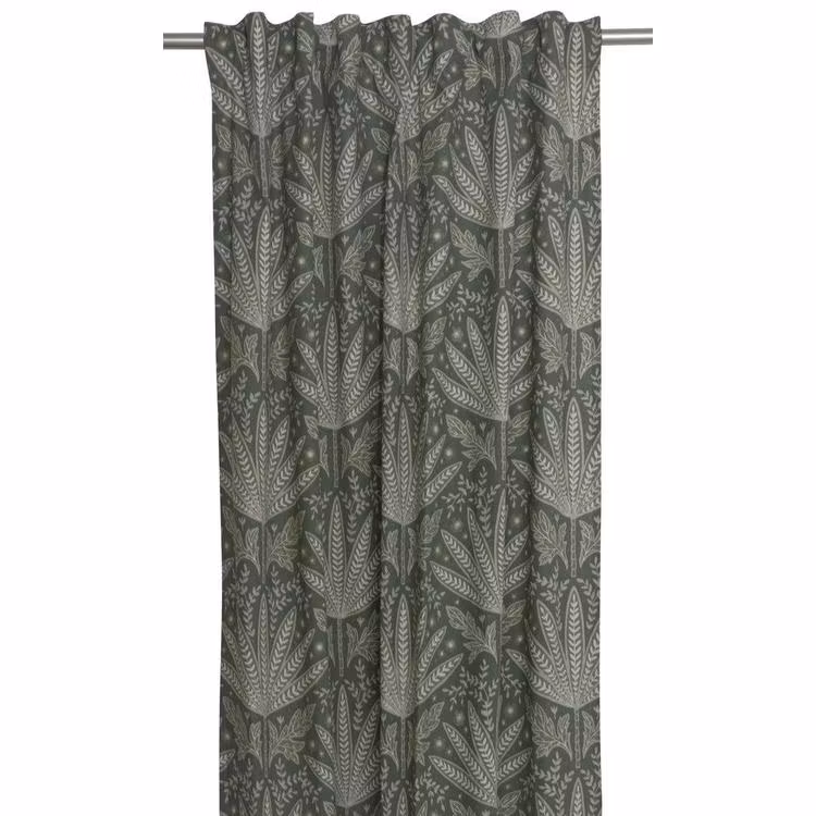 Betty ett gardinset grönt med gråa och gröna blommor och blad och multiband från Svanefors, mått 2 x 115 x 245 cm.