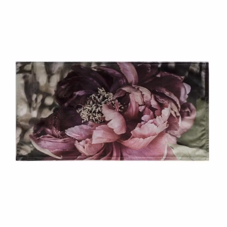 Jumi en löpare i sammet med ett digitaltryck med rosa blommor i gråa och gröna toner från Svanefors, mått 35 x 70 cm.