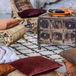 Waldorf en fantastisk snygg och kraftig ryamatta i off-white med ett mönster i svart och grått i mått 160 x 230 cm.