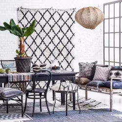 Waldorf en fantastisk snygg och kraftig ryamatta i off-white med ett mönster i svart och grått i mått 160 x 230 cm.