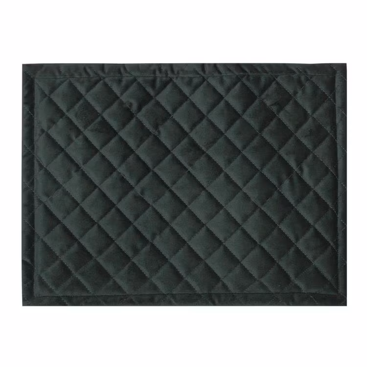 Quilty en lyxig tablett i sammet, art.nr 9859-82-777. Färg: Mörkgrön.