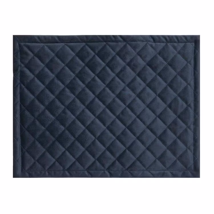Quilty en lyxig tablett i sammet, art.nr 9859-82-088. Färg: Mörkblå.