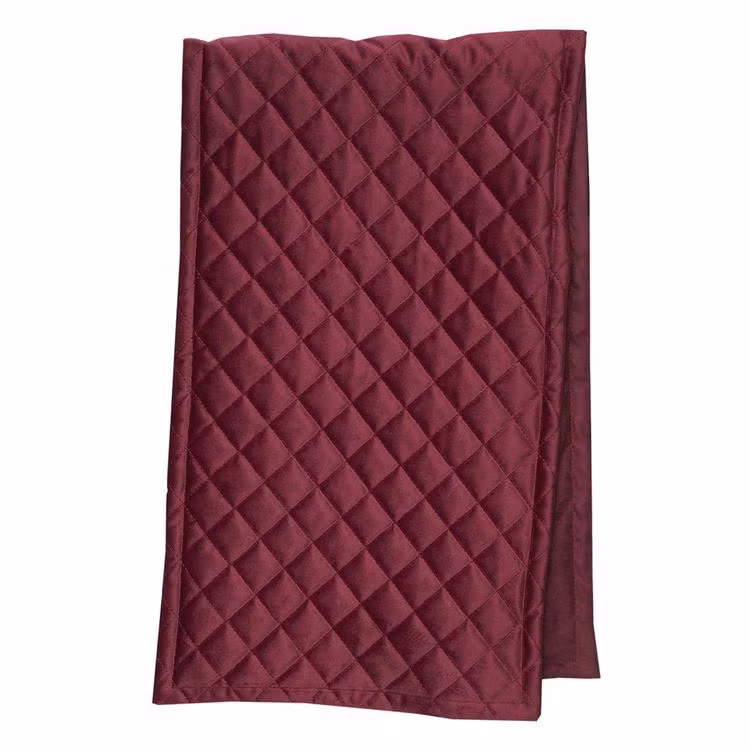 Quilty en lyxig löpare i röd sammet från Svanefors, mått 35 x 90 cm