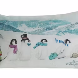 Familia ett kuddfodral med fantastiskt digitaltryck med söta pingviner i vitt och turkost från Svanefors, mått 30 x 50 cm.