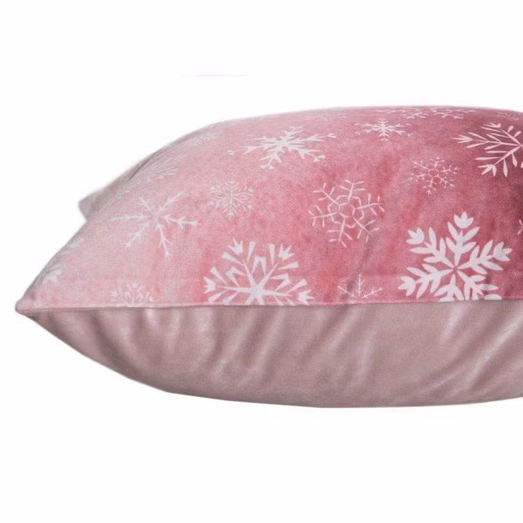 Bell ett kuddfodral i sammet i rödrosa toner med snöflingor på, art.nr 9845-47-004. Färg: Rödrosa toner med snöflingor på.