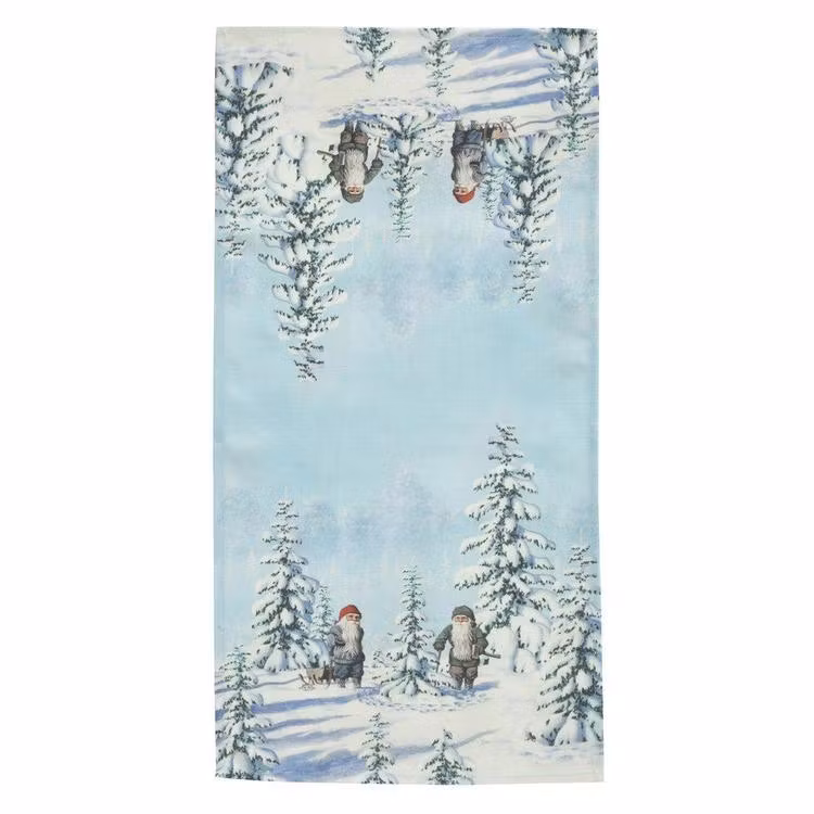 Vinter en löpare med ett härligt julmotiv, art.nr 9907-81-008. Färg: Vita och blå toner med tomtar i ett vinterlandsskap.