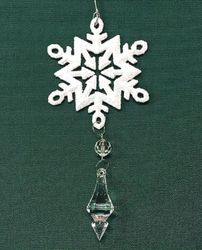 Snöflinga 1 ett julgranshänge med prismor från Cult design, färg vit med glitter och hängande prismor.