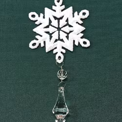 Snöflinga 1 ett julgranshänge med prismor från Cult design, färg vit med glitter och hängande prismor.