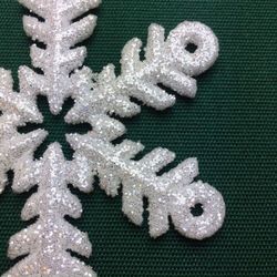 Snöflinga 2 julgranshänge med prismor från Cult design, färg vitt med glitter och hängande prismor.