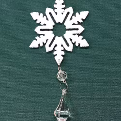 Snöflinga 3 julgranshänge med prismor från Cult design, färg vitt med glitter och hängande prismor.