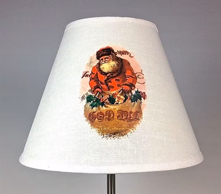 Lampskärm Tomte stor. Färg: Off-white med ett klassiskt tomtetryck.
