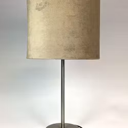 Hannes en bordslampa i borstad stål med en mullvadsfärgad lampskärm i sammet med E14 sockel från Interiörhuset, mått höjd 46,5 cm.