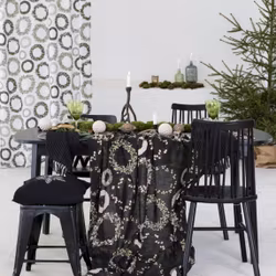 Fritz ett ljust och fräscht gardinset med kanaler i vitt med gröna julkransar från Svanefors.