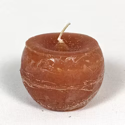 Klotljus i stearin. Brinntid ca 10 tim. Färg: Konjak.