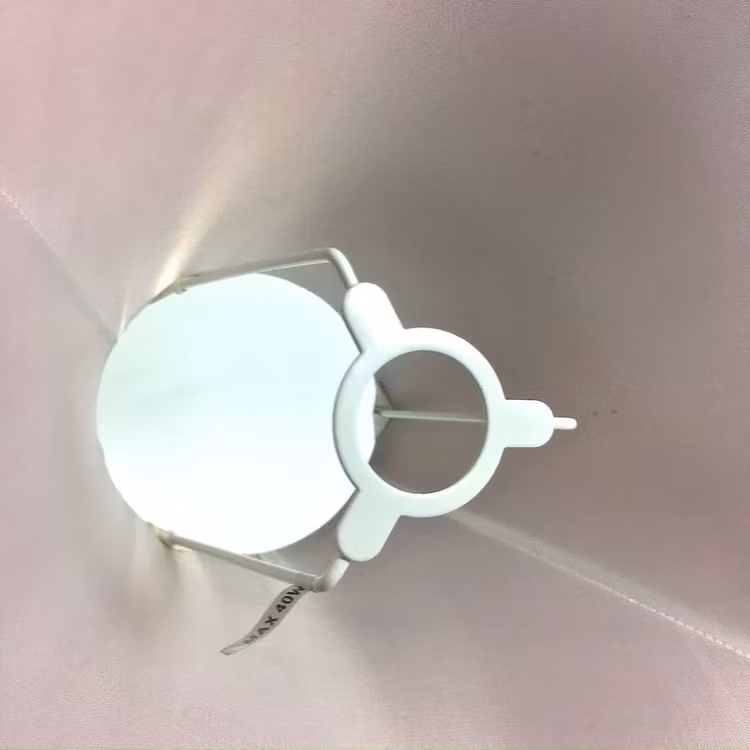 Vågig en brun lampskärm med fäste för E14 sockel, mått h 20, övre d 12, undre d 28 cm.
