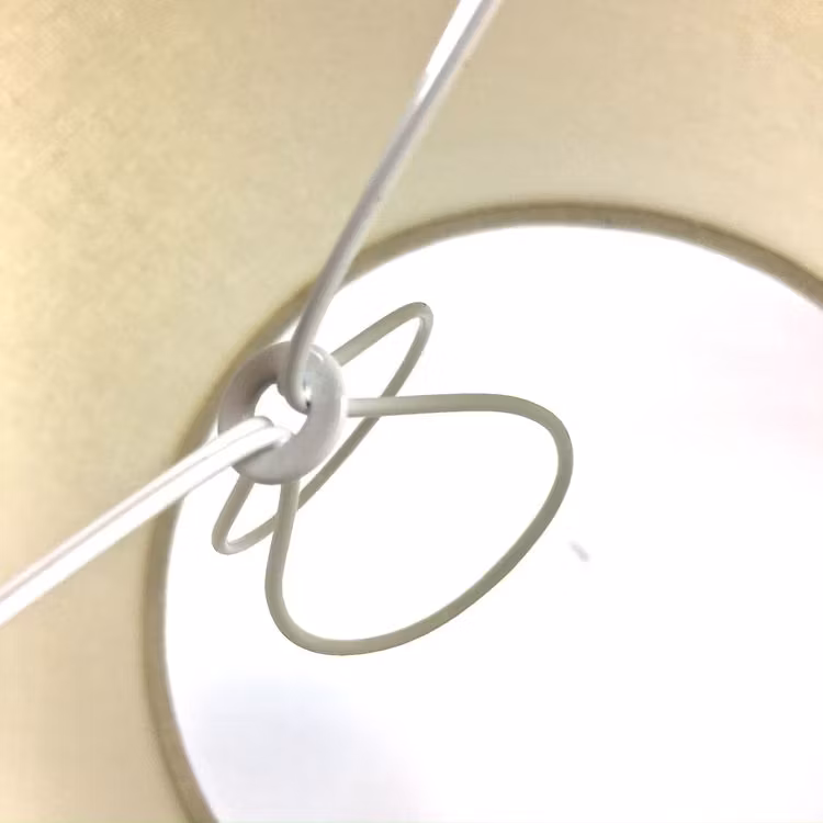 Enkel en lampskärm med klämfäste. Färg: Off-white.