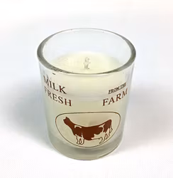 Milk fresh ett stearinljus i glaskopp. Färg: Vit.