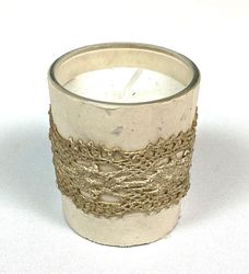 Lace ett stearinljus i glaskopp. Färg: Vit.