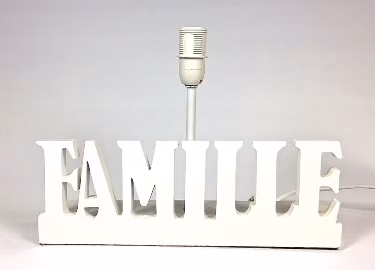 REA! Familie en vit lampfot med E14 sockel från Silk flower, mått höjd 20 cm.