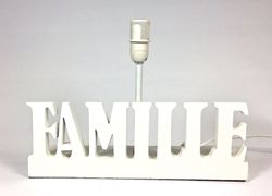 REA! Familie en vit lampfot med E14 sockel från Silk flower, mått höjd 20 cm.